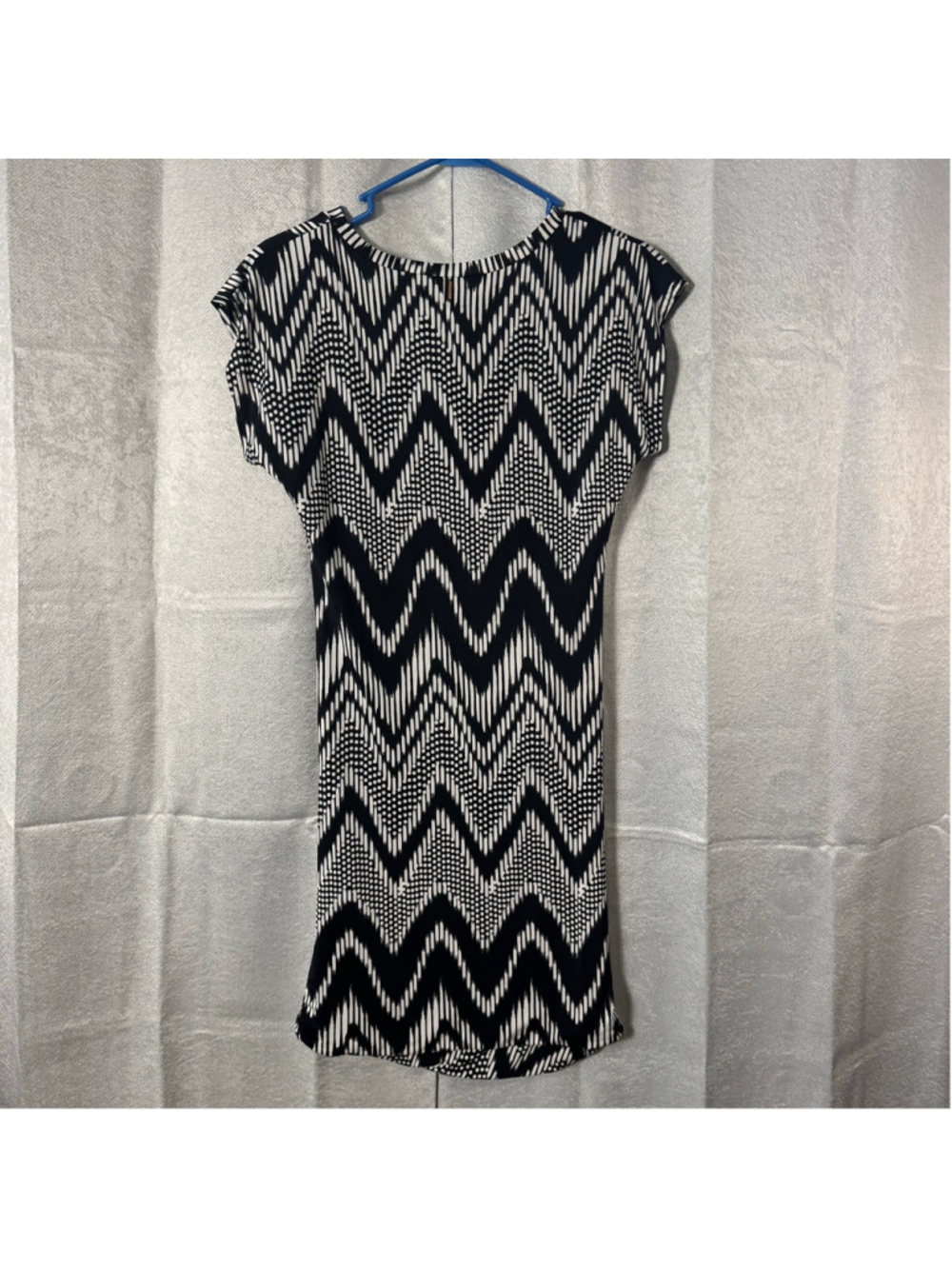 MISA Los Angeles Women's Midi Sheath Dress Size L Black White Chevron Print - Picture 3 of 11